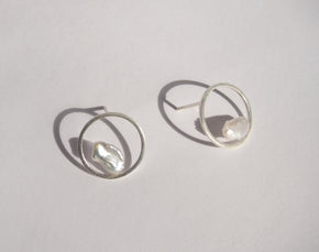NEST Hoop Earring / Sterling Silver + Lagniappe Pearl